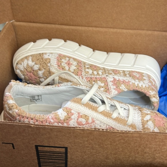 Free People Catch Me If You Can Crochet Sneaker in Peach and Whi SZ 8 (38) NEW - Picture 9 of 11
